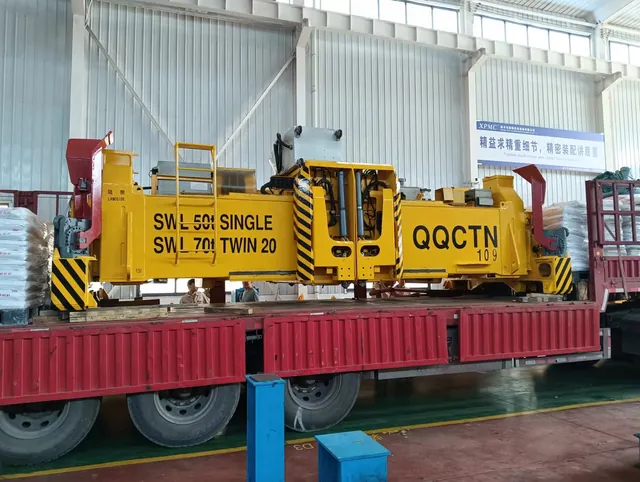 Hydraulic Twin-Lift Turnover Spreader view 2